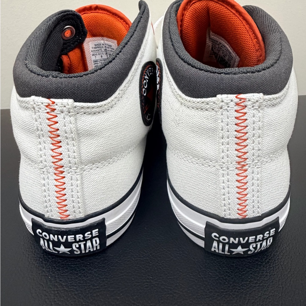 Converse All Star High Tops 
Men’s 7 / Women’s 9

Super clean white canva